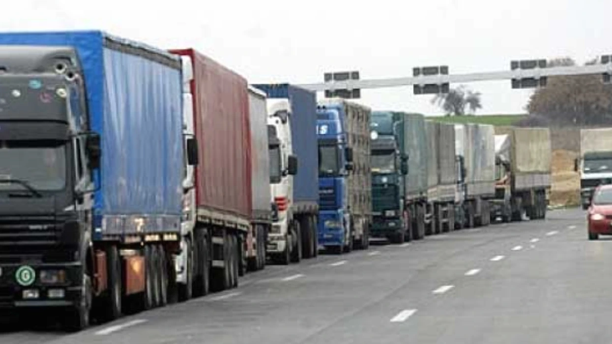 Transportuesit sot në protestë para Delegacionit të BE-së në Shkup
