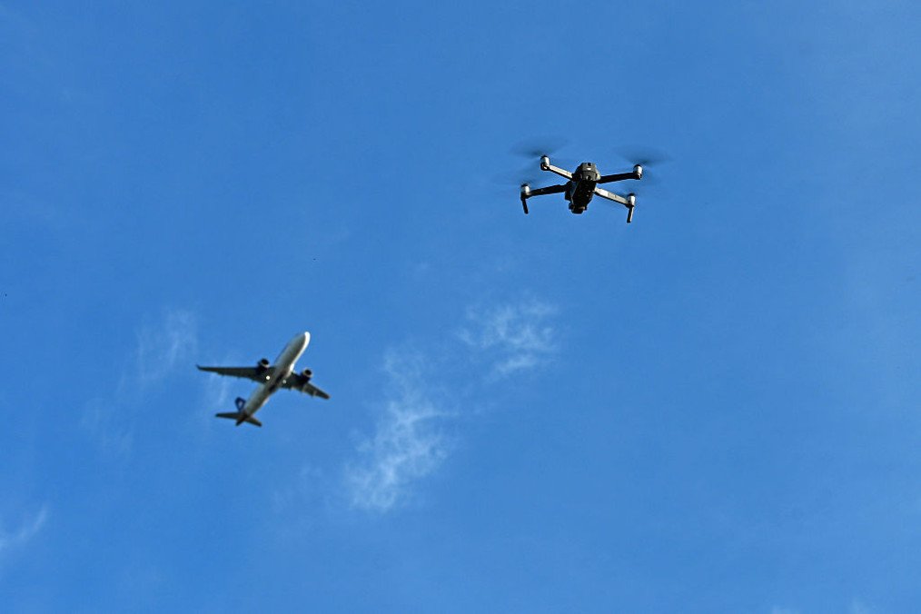 NATO  Një dron pranë një avioni ukrainas në aeroportin e Lajpcigut