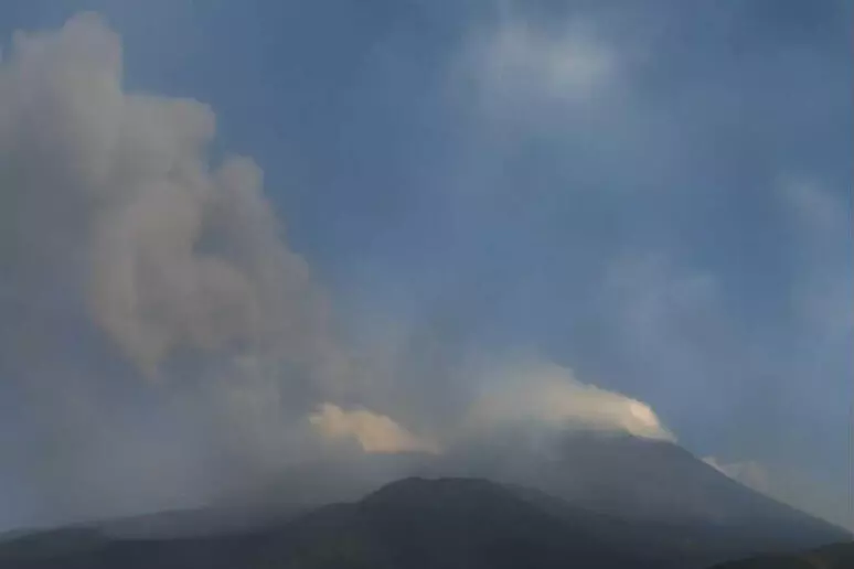 etna-shperthen-dhe-paralizon-fluturimet-ne-sicili-reja-e-hirit-kalon-mesdheun-deri-ne-libi
