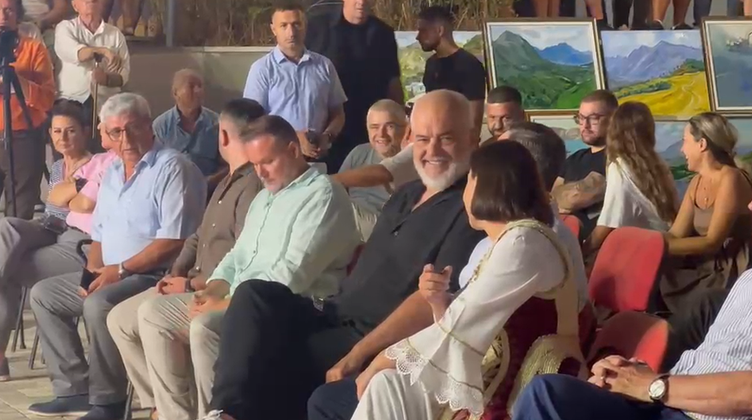 Kundërshtoi ndarjen territoriale  kryebashkiaku i Selenicës përballet me Ramën në festën e fshatit Vajzë