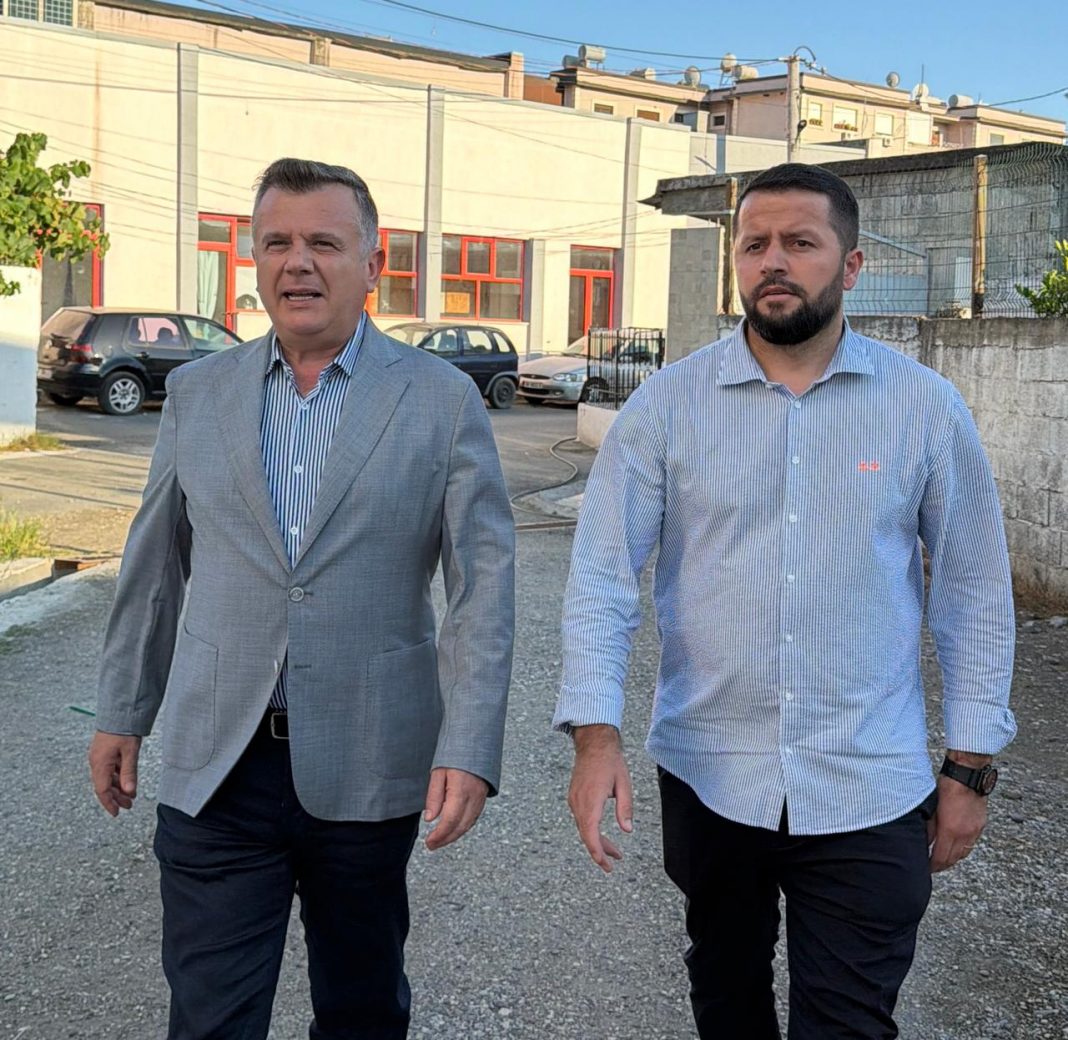 Nis transformimi i tre blloqeve të banimit në Rrogozhinë  Balla  Vijojmë investimet edhe në zona të tjera