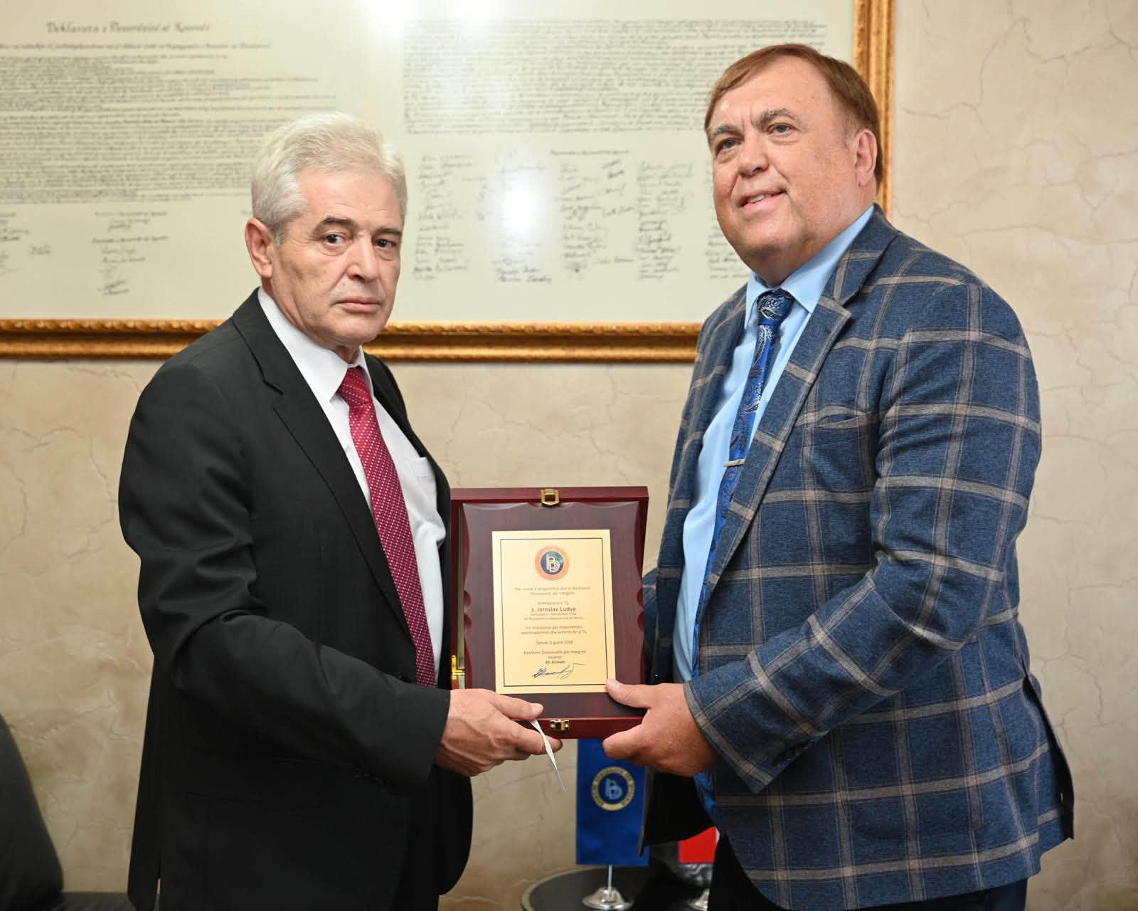 ahmeti-pret-ne-takim-lamtumires-ambasadorin-ludva-shpreha-mirenjohjen-per-angazhimin-dhe-kontributin-e-tij-per-dy-vendet-tona