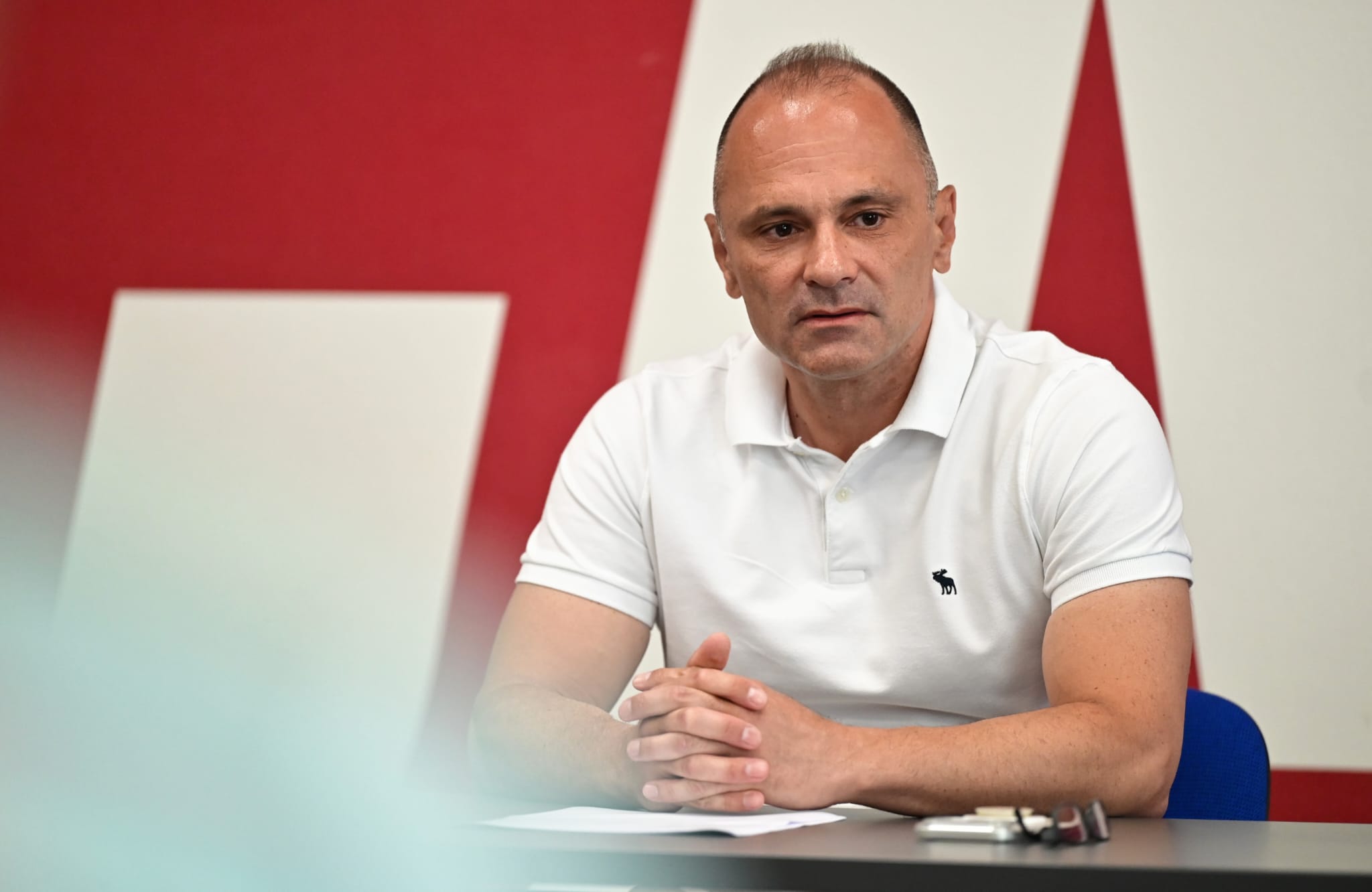 Filipçe bëri thirrje për mobilizim kundër ndërtimit të data‑qendrave për të cilat pretendon se rrezikojnë energjinë elektrike dhe ujin