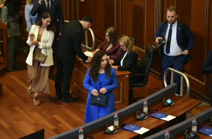 Vjosa Osmani rikthehet në Kuvend si deputete pas pesë vjetësh në postin e presidentes