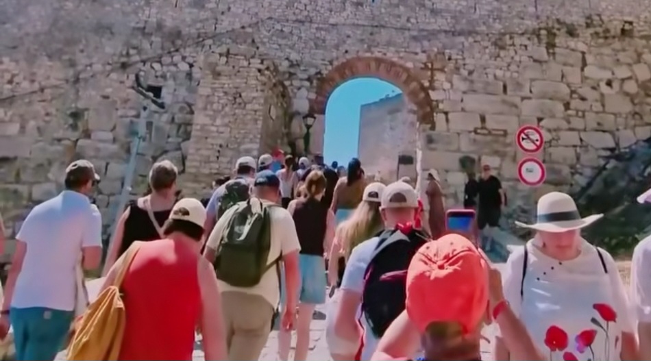 Fluks në rritje turistësh vendas dhe të huaj në Berat