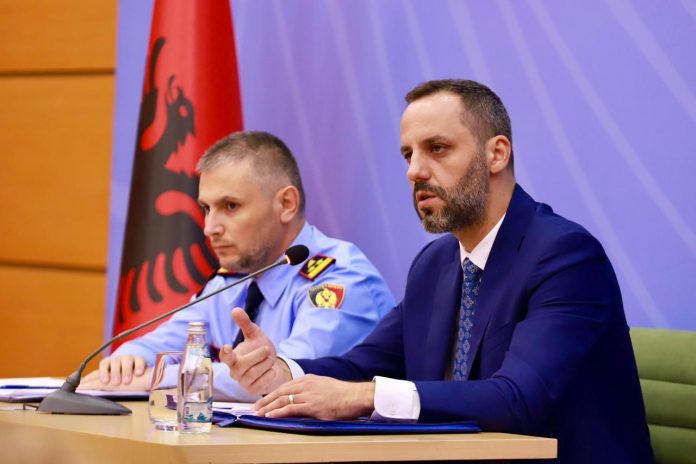policise-se-shtetit-i-shtohen-389-te-rinj-e-te-reja-lamallari-nga-nje-polici-qe-reagon-drejt-nje-policie-qe-parandalon