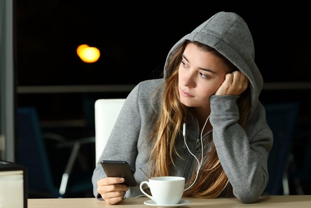 Mijëra miq virtualë  pak lidhje reale   epidemia e vetmisë   sfida e epokës digjitale