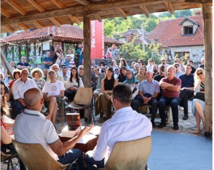 146-festivale-ne-nje-liber-promovohet-historia-gjysmeshekullore-e-nje-kosove-qe-feston