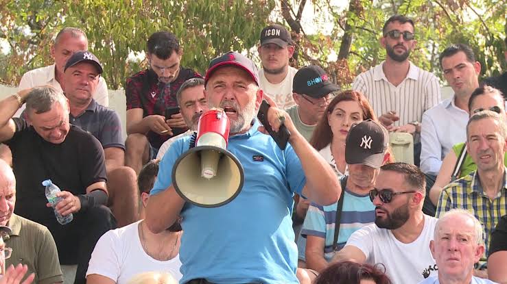cako-kerkon-kreun-e-protestes-grupimi-do-drejtim-te-ri-bllokim-rrugesh-dhe-perfshirjen-e-studenteve