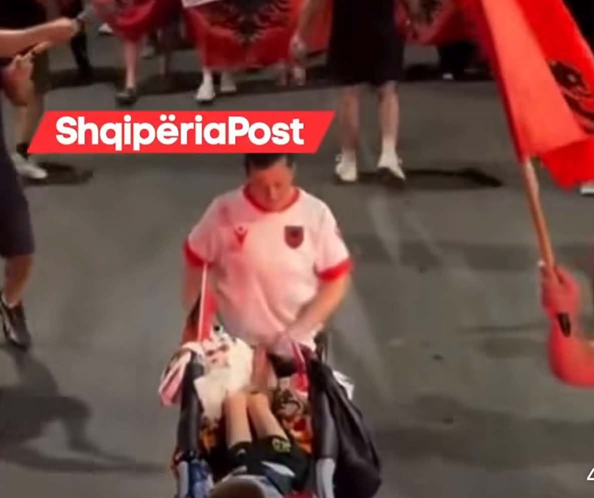 nena-me-femijen-e-paralizuar-i-qendron-besnik-protestuesve-vazhdon-protesten-edhe-pasi-u-be-me-shtepi-nga-shqiptaret