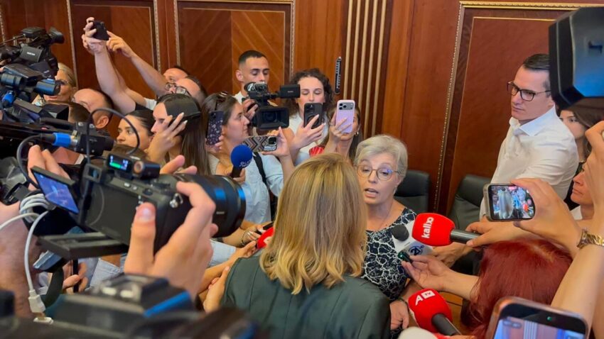 Krejt çka ndodhi sot në Kuvend  Përplasje PDK Aleancë me LVV në  tensionet eskalojnë gati edhe fizikisht