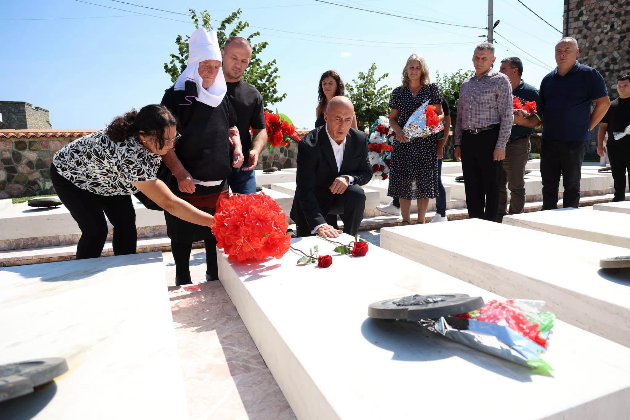 Haradinaj nderon dëshmorët e Gllogjanit e Hereqit  sakrifica e tyre është themeli i lirisë