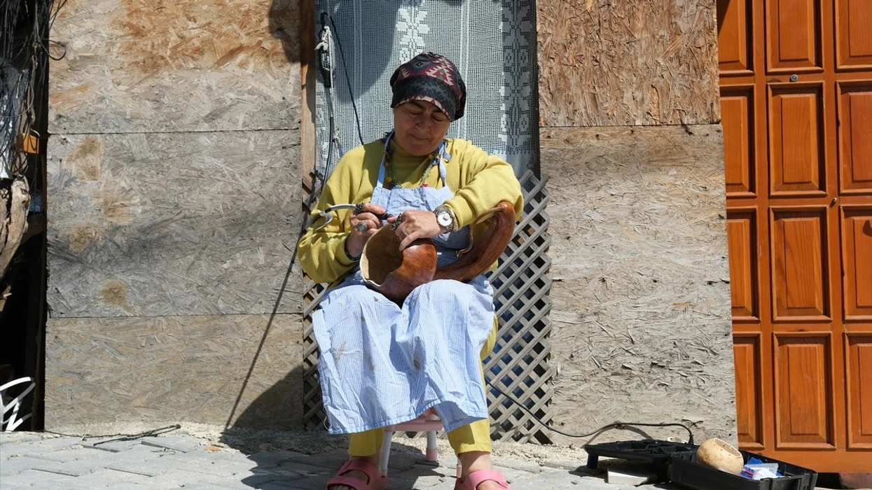 mesuesja-ne-turqi-shnderron-kungujt-dhe-mbetjet-ne-vepra-dekorative
