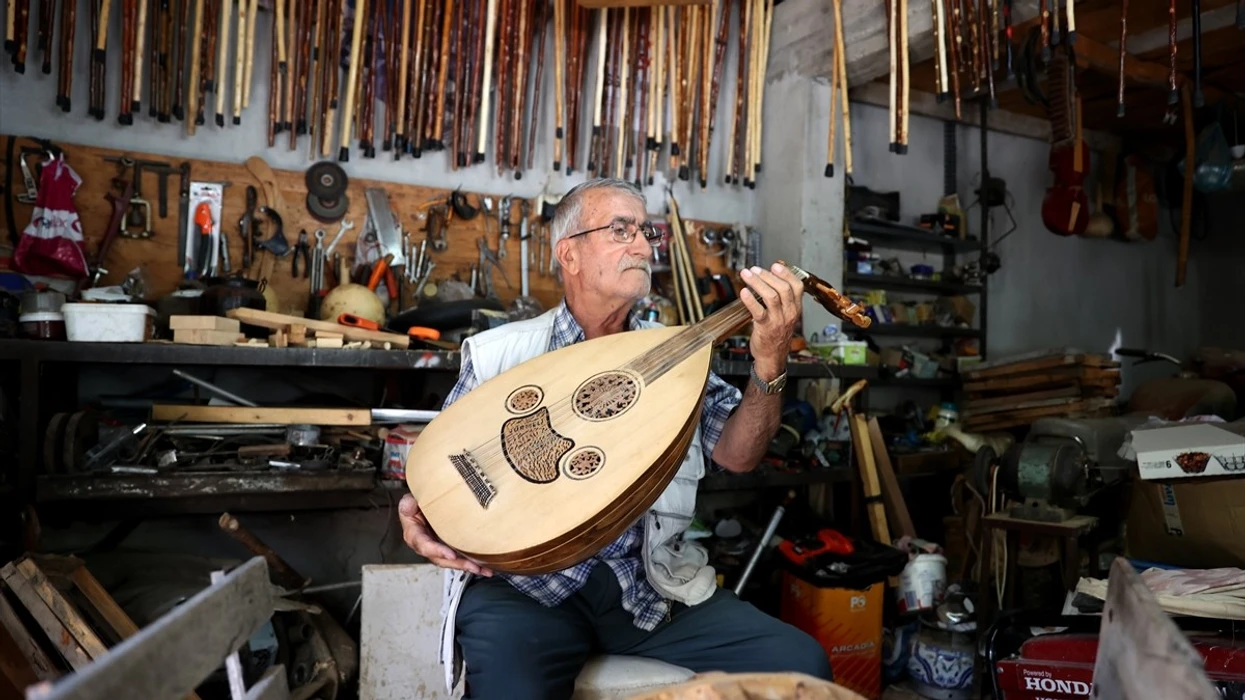 Me zanatin që e mësoi vetë  i jep zë drurit prej një çerek shekulli
