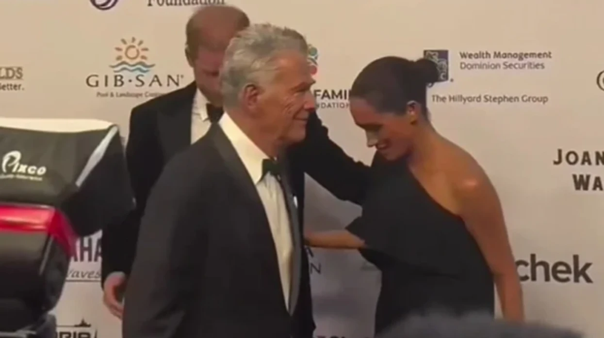 Momente të sikletshme për Meghan dhe Harryn në tapetin e kuq   takimi me David Foster ndez debat