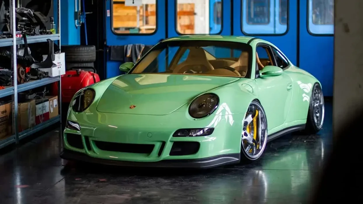 indecent-009-italianet-e-kthejne-porsche-911-ne-nje-makine-ekstreme