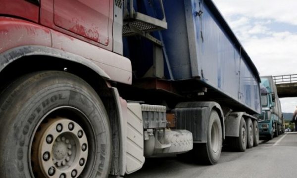 Edhe sot kufizime për kamionët mbi 20 tonë në autoudhë