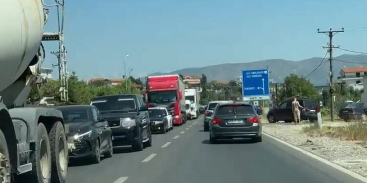 Trafik i rënduar në Lezhë Milot  fluks i lartë automjetesh në daljet e qytetit