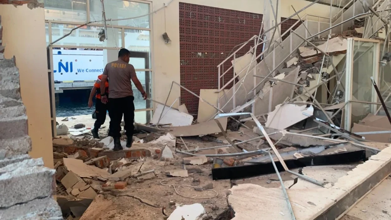 Tërmet i fuqishëm godet Indonezinë   të paktën 20 të vdekur  shemben një numër i madh ndërtesash