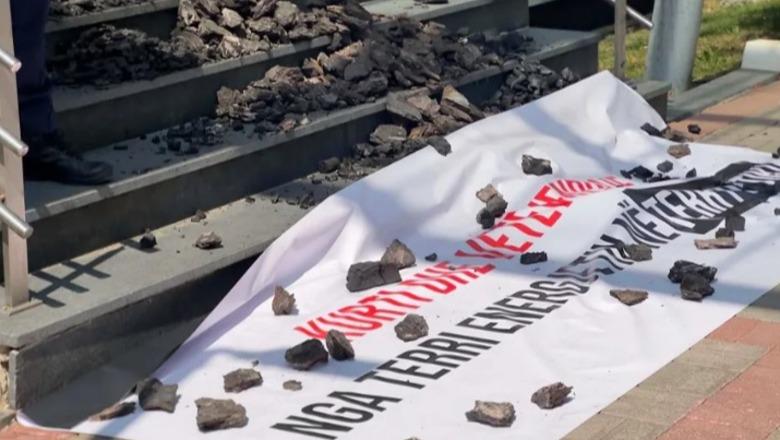 AAK zbarkon me thasë qymyri para Qeverisë së Kosovës  mesazhi për Kurtin