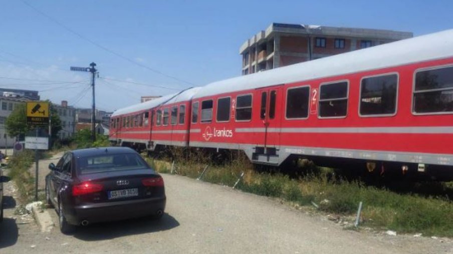 Treni godet për vdekje një grua në Pejë