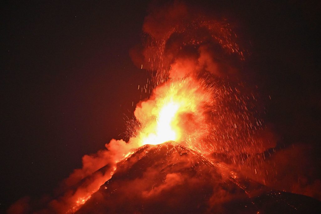 Shpërthen vullkani në Guatemalë  Tre rajone në alarm nga llava  zhvendosen 1700 persona