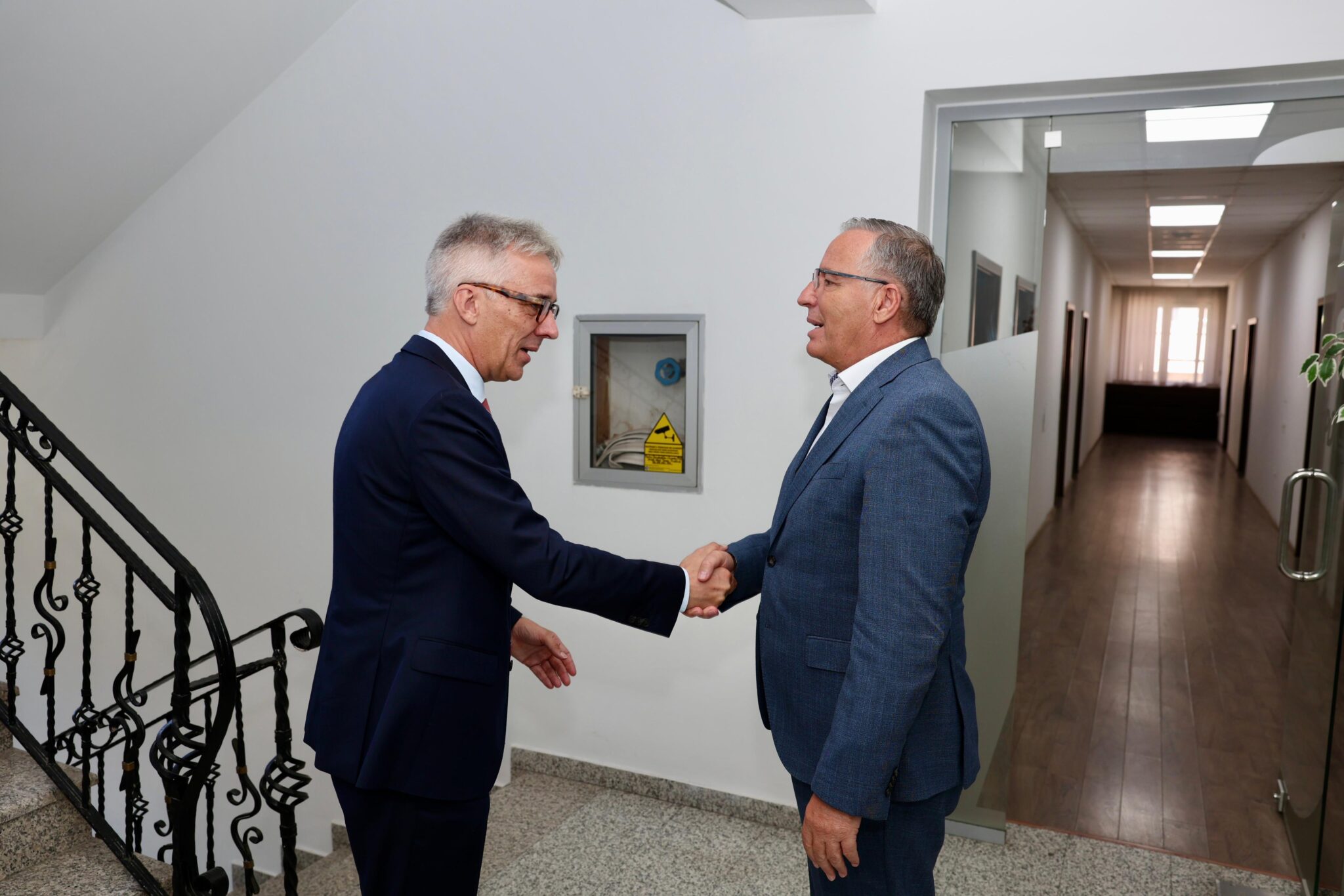 gjini-takon-ambasadorin-gjerman-diskutojne-per-zhvillimet-politike-ne-kosove