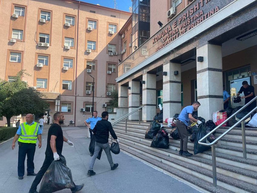 LVV zhvillon aksion simbolik para Komunës së Prishtinës për gjendjen me mbeturinat