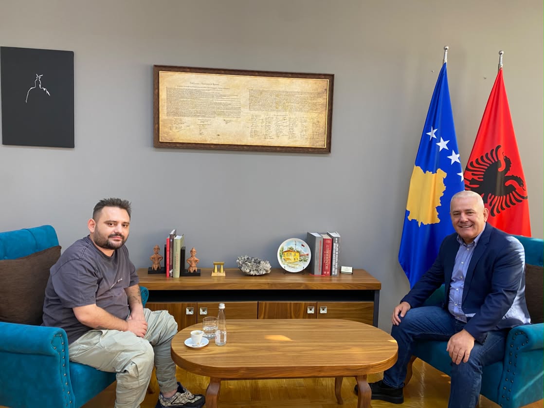 Noga shfaqet në takim me ministrin Sveçla: “Miku i familjes”, takimi që ngjall shumë kureshtje
