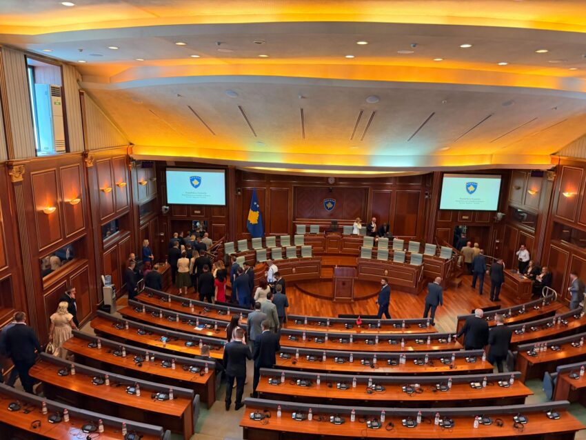 Pa marrëveshje për nënkryetarët  Haxhiu e ndërpret seancën konstituive të Kuvendit