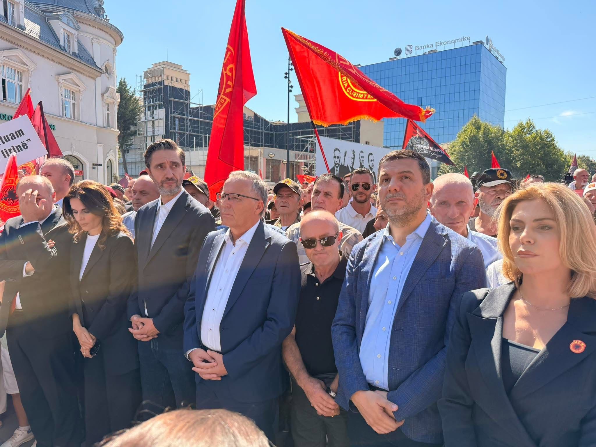 Hamza bashkë me deputetë të PDK së i bashkohen protestës kundër vendimit në Hagë