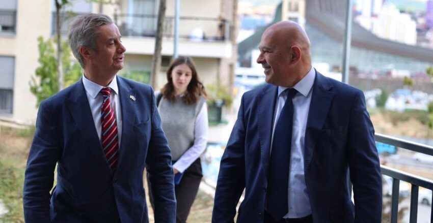 Gjini takon ambasadorin britanik  diskutojnë për vendimin në Hagë dhe situatën politike