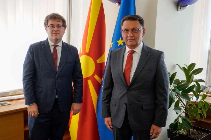 Guvernatori Slaveski takohet me përfaqësues të Ambasadës së SHBA-së