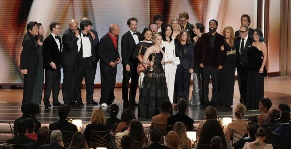 “Widow’s Bay” triumfon në Emmy 2026, “The Pitt” shpallet sërish seriali më i mirë dramatik
