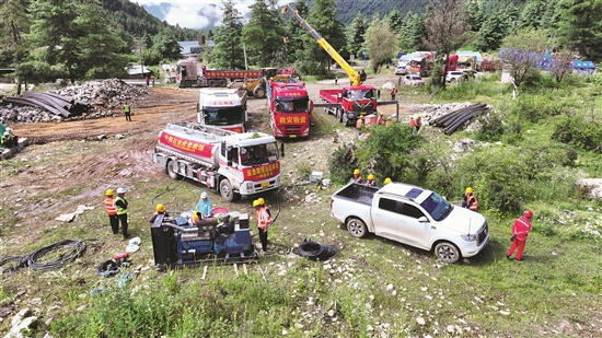 Forcat e furnizimit emergjent me karburant mobilizohen për të mbështetur portin kufitar të goditur nga rrëshqitja e dheut