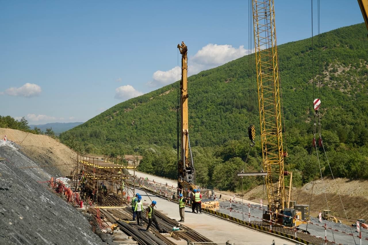 Nikollovski  Konstrukte çeliku sa ndërtesa 11‑katëshe futen në tokë për të stabilizuar terrenin dhe për të ndërtuar pjesën më të vështirë të autostradës Ohër   Kërçovë