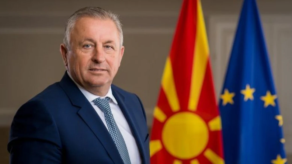 Gjobitet me 5.000 euro Ramiz Merko për vendosjen e pllakës përkujtimore para Komunës së Strugës