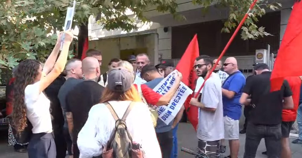 Rrethuan Kryeministrinë  Gjykata e Tiranës lë të lirë 14 protestuesit