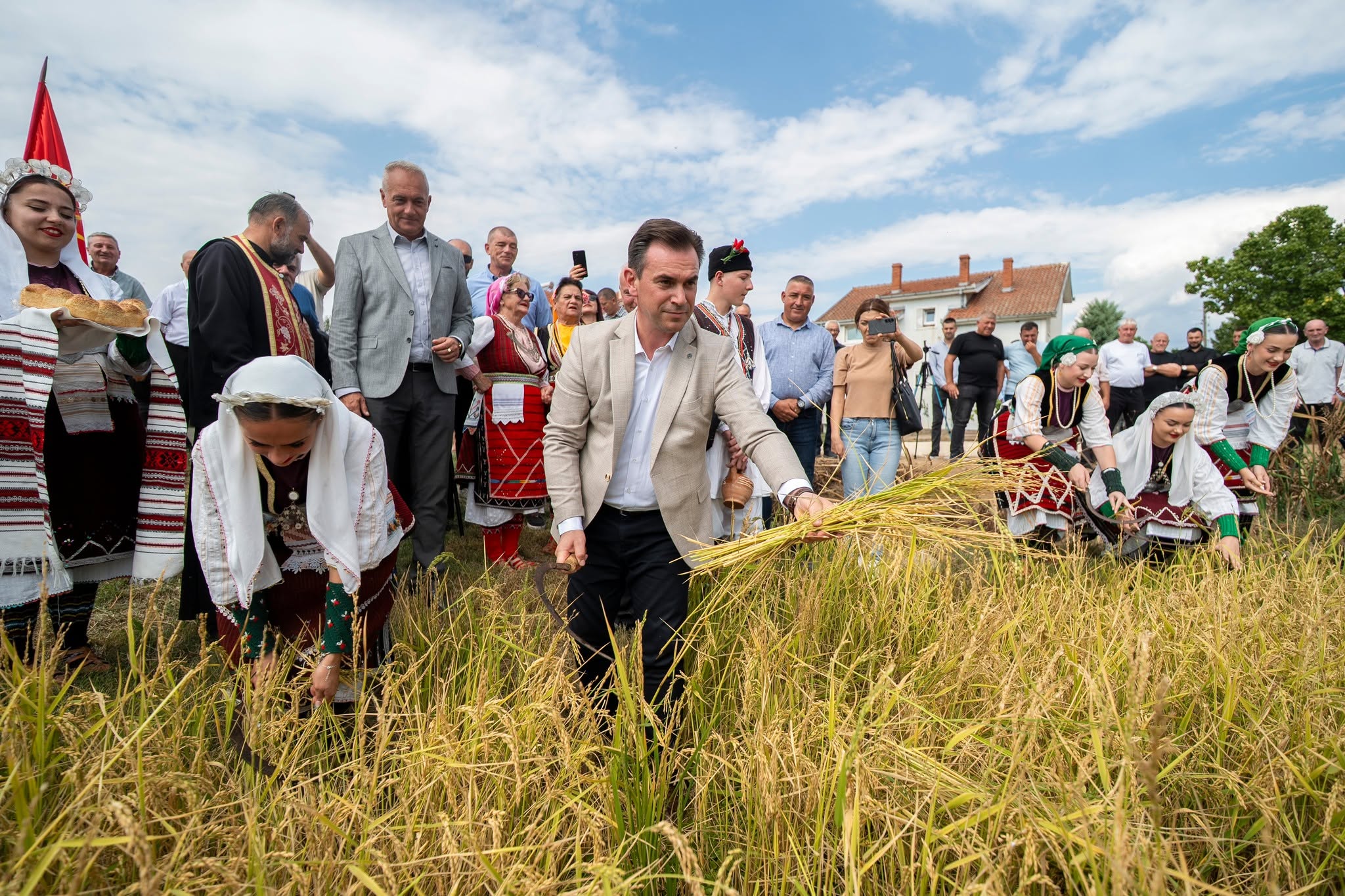 Ministri Serafimovski “korri” oriz me dorë