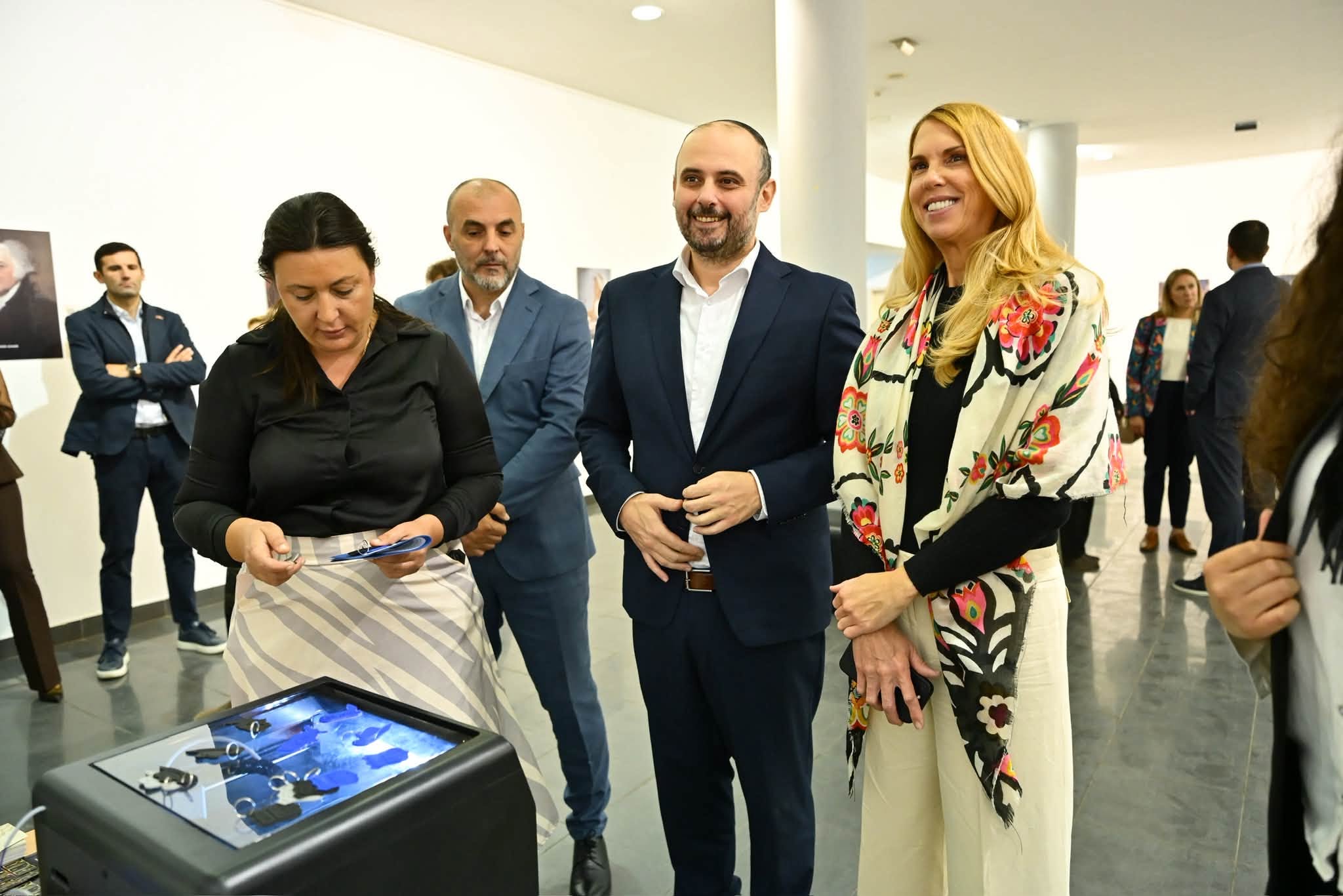 Gjorgjievski dhe ambasadorja amerikane Varns e hapën ekspozitën “Road to Liberty” në Shkup me rastin e 250-vjetorit të pavarësisë së SHBA-së