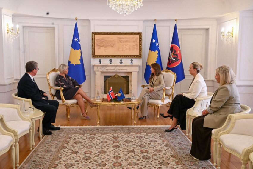 haxhiu-dekoroi-komitetin-norvegjez-te-helsinkit-me-medaljen-presidenciale-te-meritave