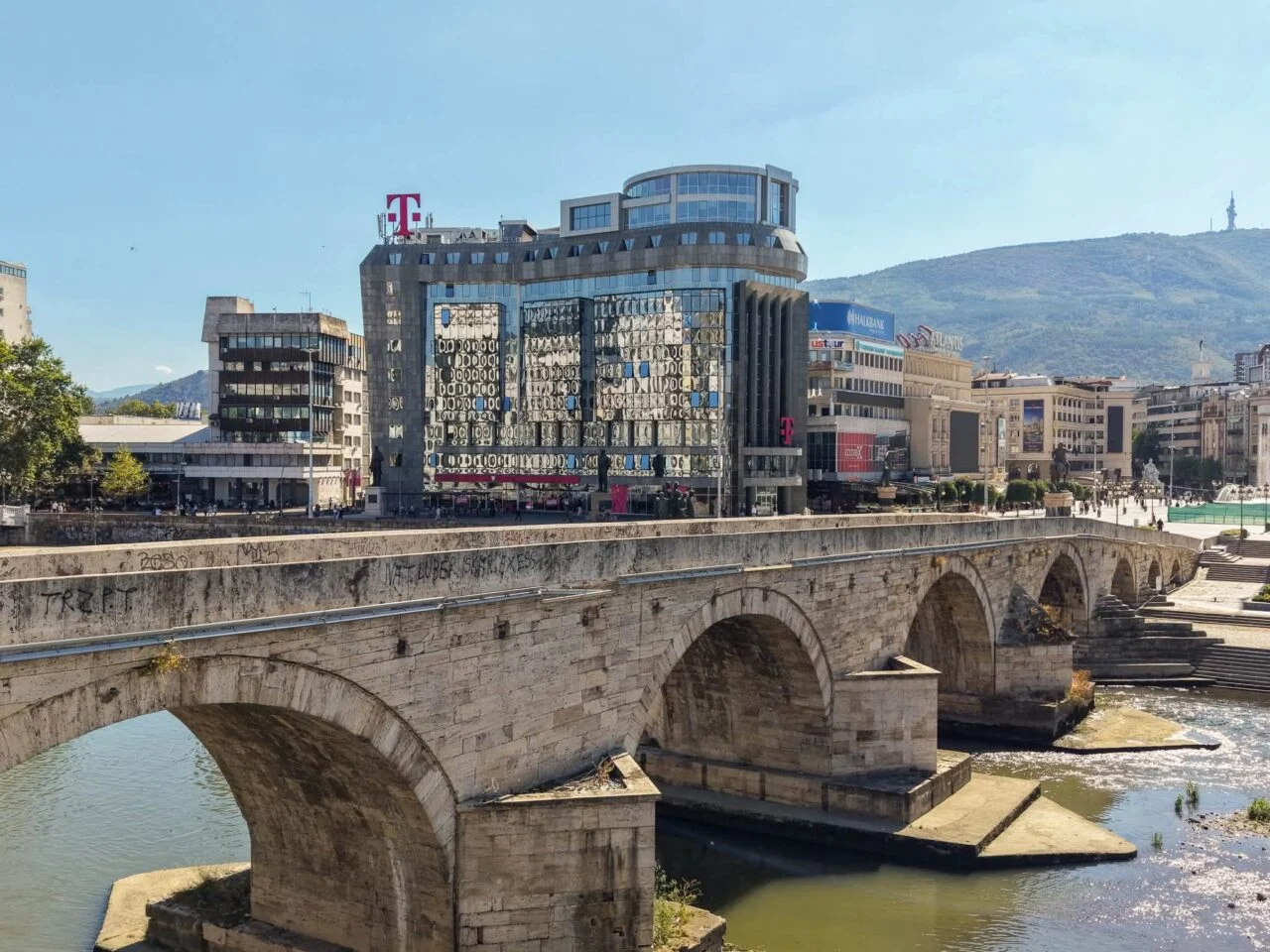 Gjorgjievski  Ura e Gurit po merr shkëlqim të ri  nisën aktivitetet për ndriçim arkitektonik dhe dekorativ