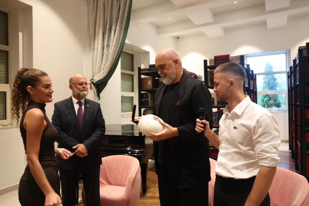 rama-pret-studentet-nga-prishtina-politika-mundesia-per-te-bere-bashke-gjera-qe-vetem-s-i-ben-dot