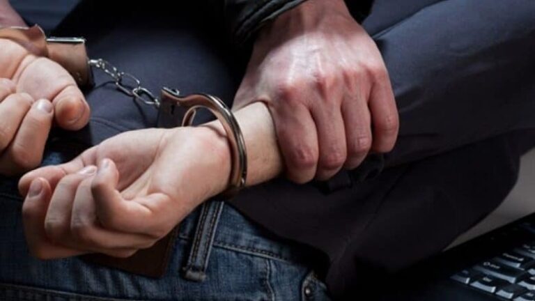skandal-ne-diber-i-dehuri-sulmon-policet-dhe-shkaterron-inventarin-ne-stacion
