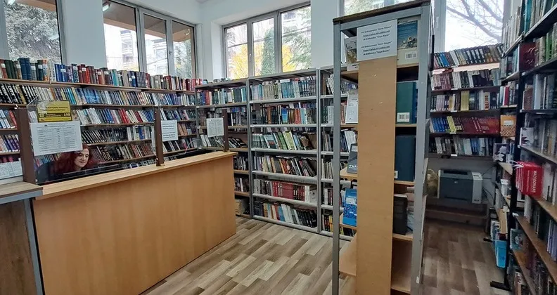 Ky është numri i ulëseve në krejt bibliotekat