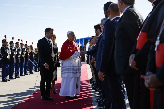 Papa Leone XIV mbërrin në Francë në vizitën e parë apostolike në 18 vjet