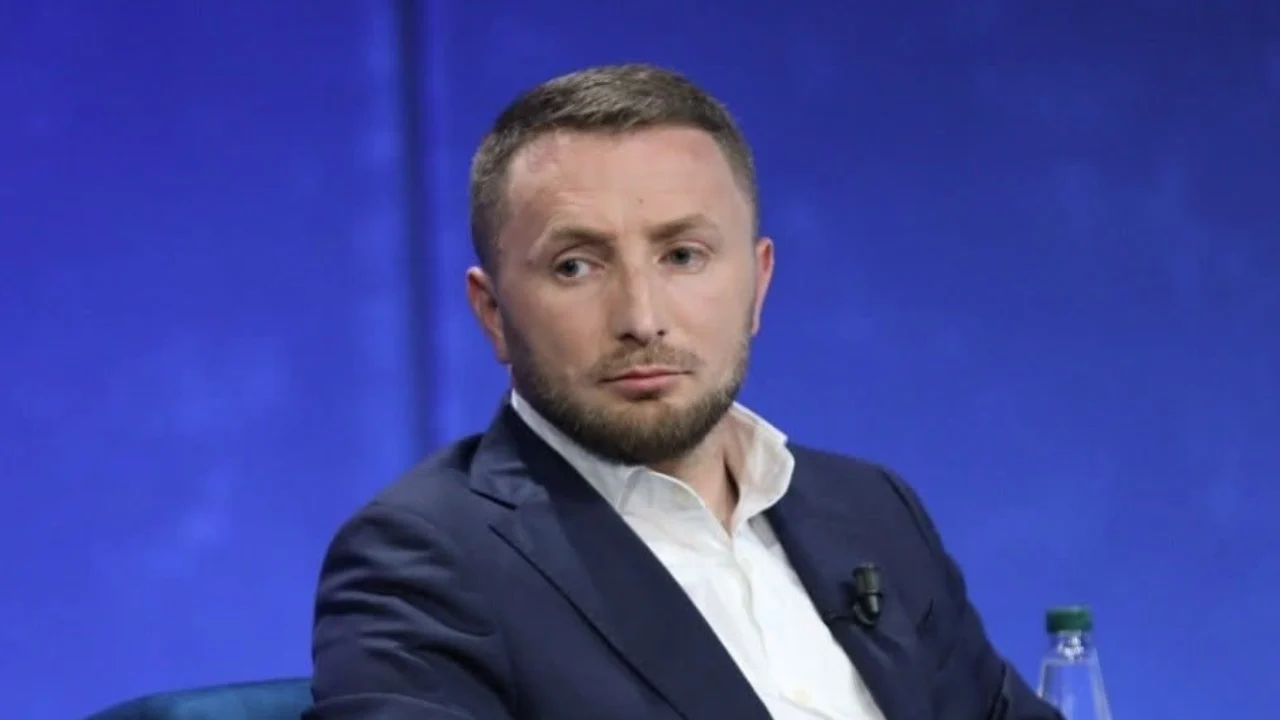 Ushtritë e tastierës përkundrejt interesit Kombëtar