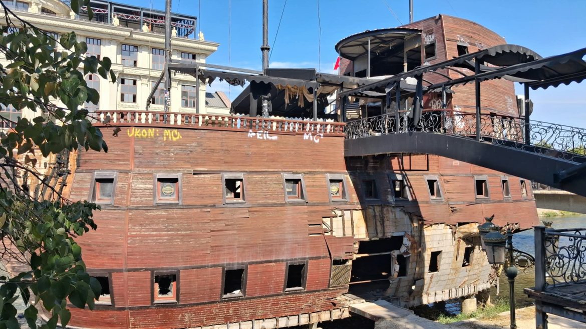 Anija pranë  Holiday Inn  prej vitesh kalbet në Vardar  pasi  u fundos  në labirintet gjyqësore
