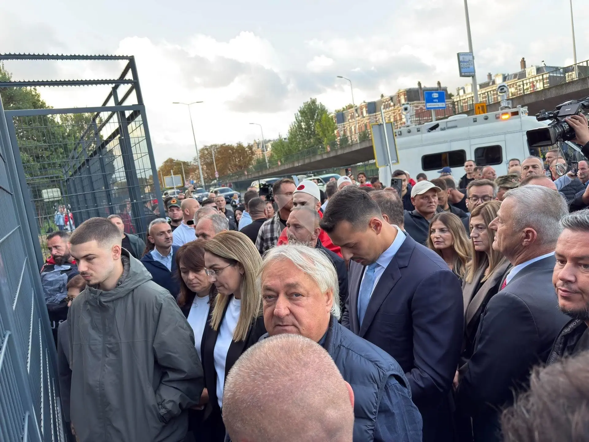 Pamje nga Haga  Djali i Thaçit dhe gruaja e Selimit duke hyrë në Gjykatë