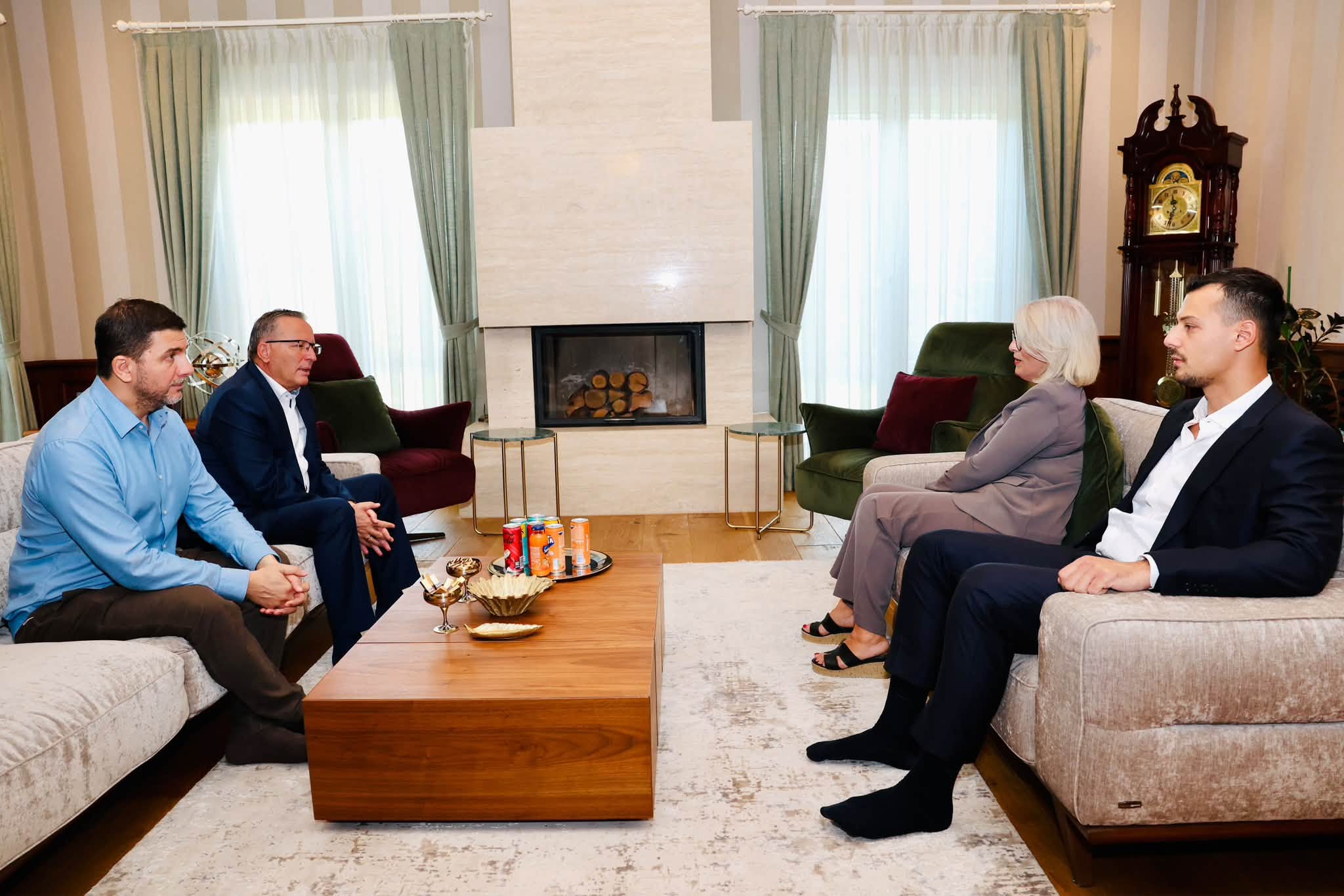 bedri-hamza-viziton-familjet-e-thacit-veselit-dhe-krasniqit-nuk-jane-vetem